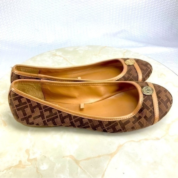 Tommy Hilfiger Shoes Womens Sz 7 Brown Monogram Gold Accent Casual Ballet Flats - Picture 2 of 10